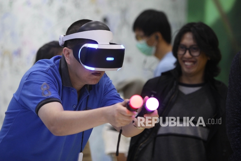 Pengujung mencoba permainan berteknologi VR saat mengunjungi pameran Popular Culture Convention (Popcon) Asia 2017 di Jakarta Convention Centre (JCC), Jakarta, Ahad (6/8).
