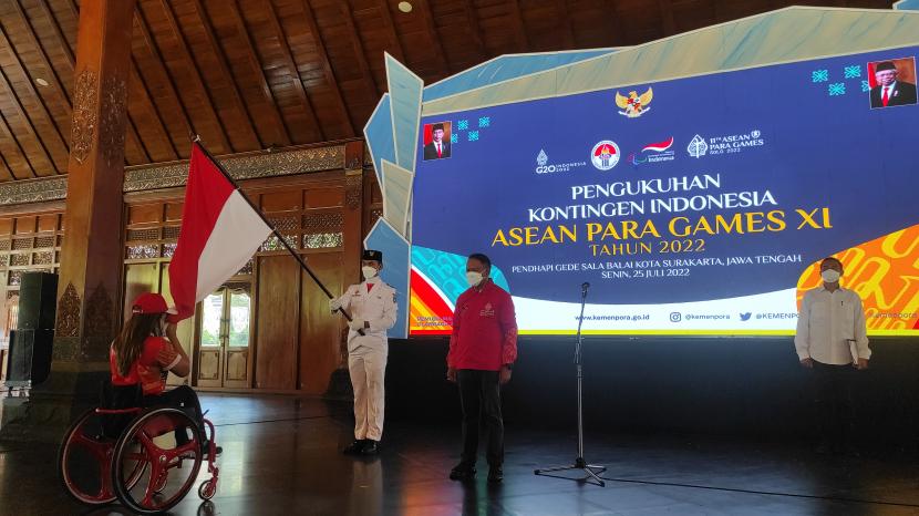  Pengukuhan atlet ASEAN Para Games 2022 oleh Menpora RI di Pendhapi Gedhe Sala, Kota Solo, Senin (25/7/2022).