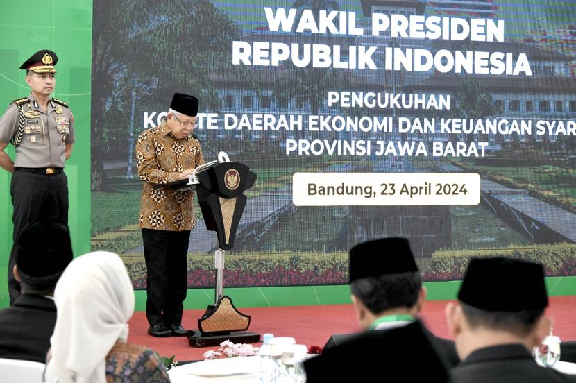 Pengukuhan Komite Daerah Ekonomi dan Keuangan Syariah KDEKS oleh Wakil Presiden RI, Aula Barat Gedung Sate 23 April 2024 