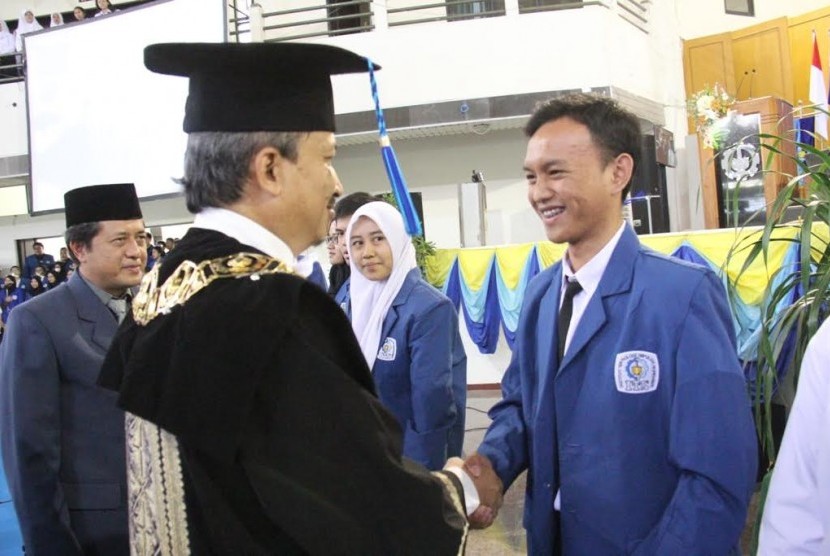 Pengukuhan mahasiswa baru ITS.