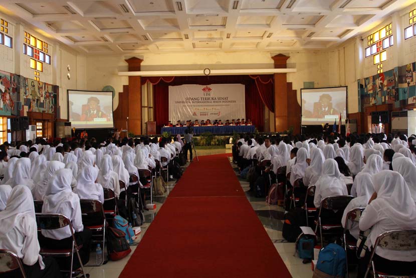 Pengukuhan mahasiswa baru Universitas Internasional Semen Indonesia (UISI) di Gresik, Jumat (4/9).