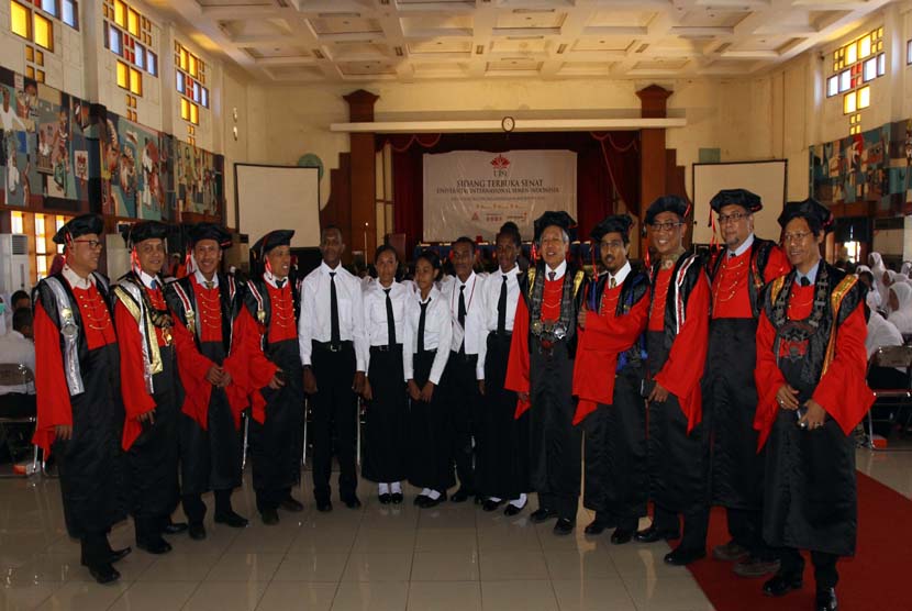 Pengukuhan mahasiswa baru Universitas Internasional Semen Indonesia (UISI) di Gresik, Jawa Timur, Jumat (4/9).
