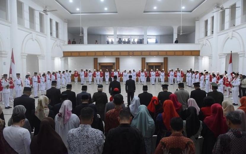 Pengukuhan Pasukan Pengibar Bendera Pusaka (Paskibraka) Tingkat Kota Sukabumi 2023 di Gedung Juang 45, Kota Sukabumi, Jawa Barat, Selasa (15/8/2023). 