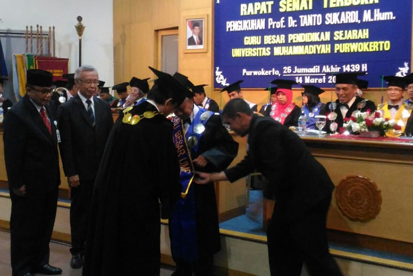 Pengukuhan Prof. Dr. Tanto Sukardi, M.Hum sebagai guru besar pendidikan sejarah UMP.