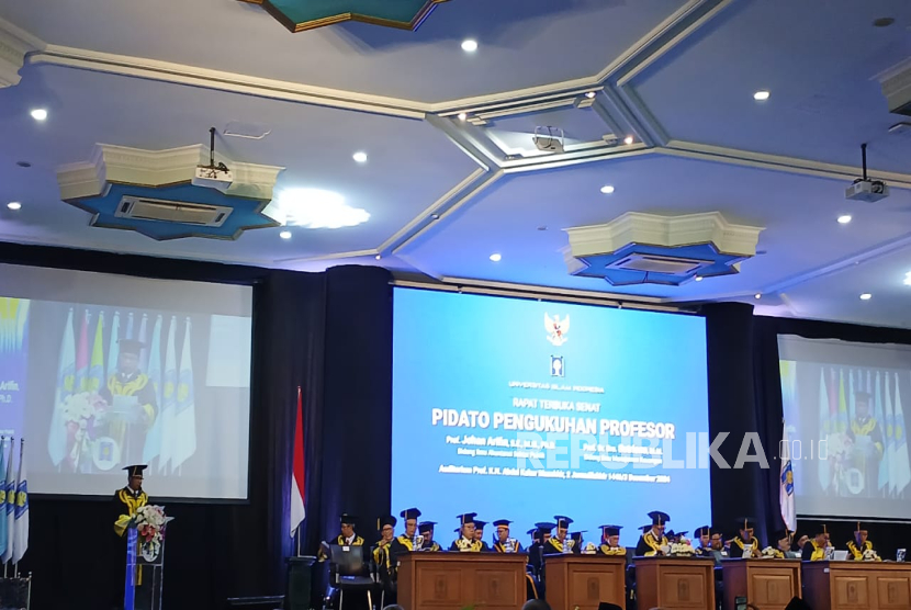 Pengukuhan Profesor dalam Rapat Sidang Terbuka Universitas Islam Indonesia (UII) di Auditorium Abdul Kahar Mudzakkir, Kampus Terpadu UII, Selasa (3/12/2024)