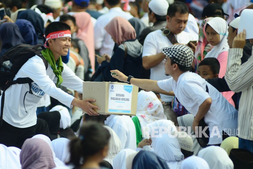 Pengumpulan donasi untuk korban bencana aceh pada acara Tabligh Akbar 