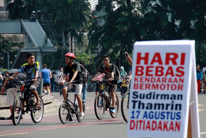   Pengumuman Car Free Day ditiadakan pada 17 Agustus mendatang terpasang di area Car Free Day, Bundaran HI, Jakarta, Ahad (10/8).  (Republika/Yasin Habibi)