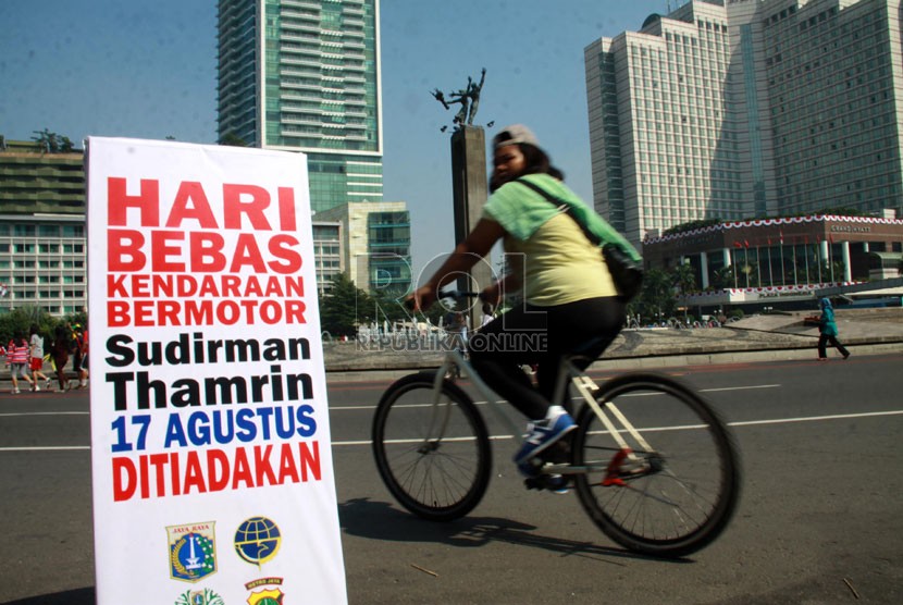   Pengumuman Car Free Day ditiadakan pada 17 Agustus mendatang terpasang di area Car Free Day, Bundaran HI, Jakarta, Ahad (10/8).  (Republika/Yasin Habibi)