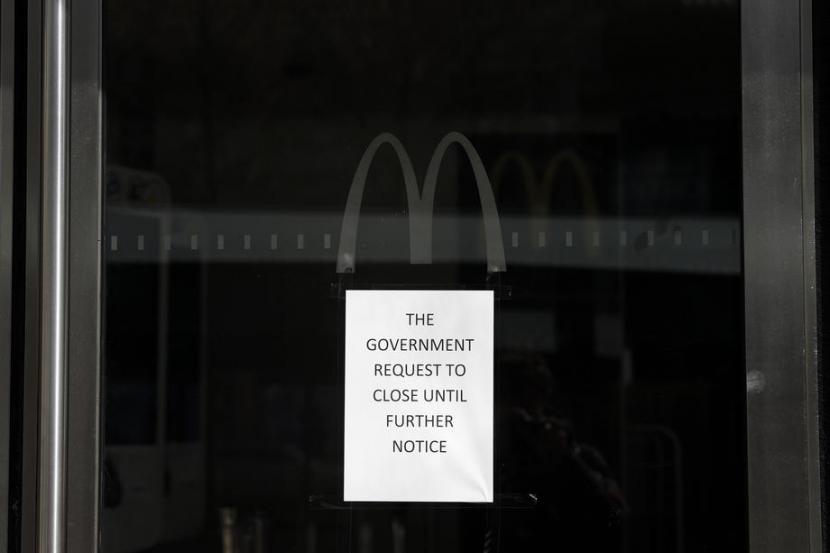 Pengumuman di pintu McDonald atau McD di Prancis yang menyatakan menutup cabangnya menambah daftar negara yang menutup McD akibat corona.