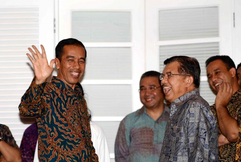 Pengumuman Jumlah Kabinet. Presiden dan wakil presiden terpilih Joko Widodo dan Jusuf Kalla menggelar konferensi pers di Rumah Transisi, Jakarta, Senin (15/9). Dalam konferensi pers ini Jokowi-JK mengumumkan komposisi kuantitatif dari kabinetnya tetap 34 p