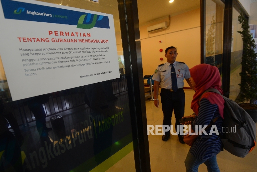 Pengumuman larangan gurauan tentang bom terpaampang di pintu masuk keberangkatan domestik Bandara Ahmad Yani, Semarang, Jawa Tengah, Kamis (14/1). (Republika/Raisan Al Farisi)