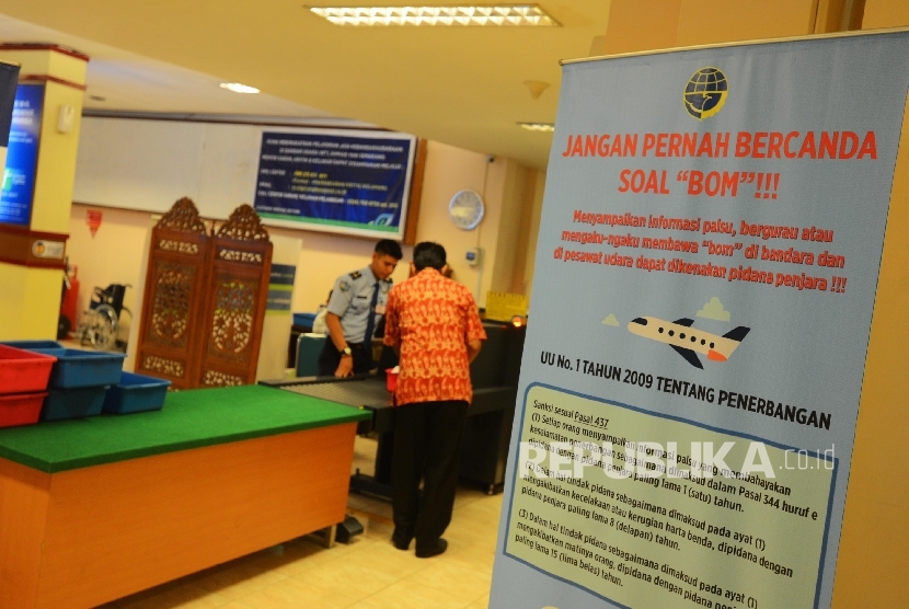 Pengumuman larangan gurauan tentang bom terpaampang di pintu masuk keberangkatan domestik Bandara Ahmad Yani, Semarang, Jawa Tengah, Kamis (14/1). (Republika/Raisan Al Farisi)