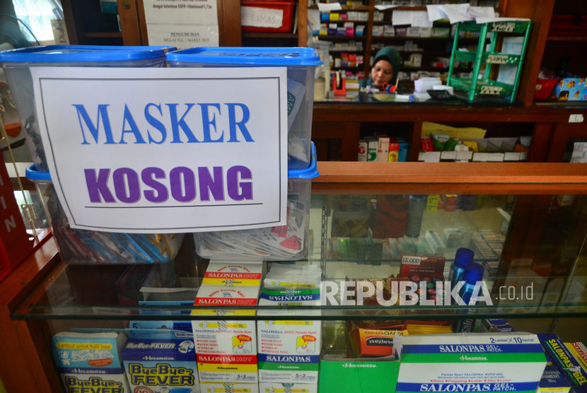 Pengumuman stok masker kosong terpasang di Apotek Pemerintah Daerah (Pemda) Kudus, Jawa Tengah, Kamis (5/3/2020).