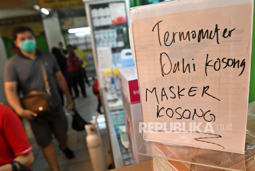 Pengumuman stok masker kosong terpasang di salah satu kios di Pasar Pramuka, Jakarta.