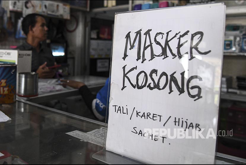 Pengumuman stok masker kosong terpasang disalah satu toko alat kesehatan di Palembang, Sumatra Selatan (Sumsel). Kasus positif covid-19 di Provinsi Sumsel kembali meningkat dari sebelumnya 84 kasus pada 18 April menjadi 89 kasus per 19 April 2020. 