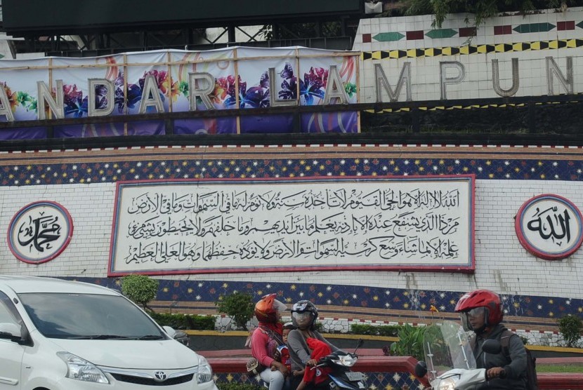 Penguna jalan di Bandar Lampung. 