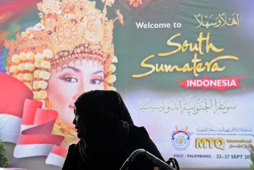 Penguna jasa penerbangan melintas saat tiba di bandara Sultan Mahmud Badaruddin (SMB) II Palembang,Sumatera Selatan, Selasa (23/9).sebanyak 83 orang dari 40 negara peserta peserta Musabaqah Tilawatil Quran (MTQ) Internasional akan berlomba di dua jenis yak