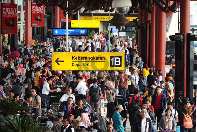 Penguna jasa pesawat terbang memadati pintu 1 B keberangkatan dalam negri bandara Soekarno Hatta, Tangerang, Banten , Jumat (25/7).(Republika/ Tahta Aidilla)