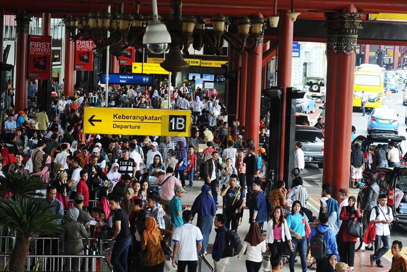 Penguna jasa pesawat terbang memadati pintu 1 B keberangkatan dalam negri bandara Soekarno Hatta, Tangerang, Banten , Jumat (25/7).(Republika/ Tahta Aidilla)