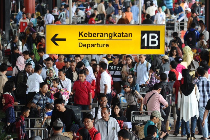 Penguna jasa pesawat terbang memadati pintu 1 B keberangkatan dalam negri bandara Soekarno Hatta, Tangerang, Banten , Jumat (25/7) 