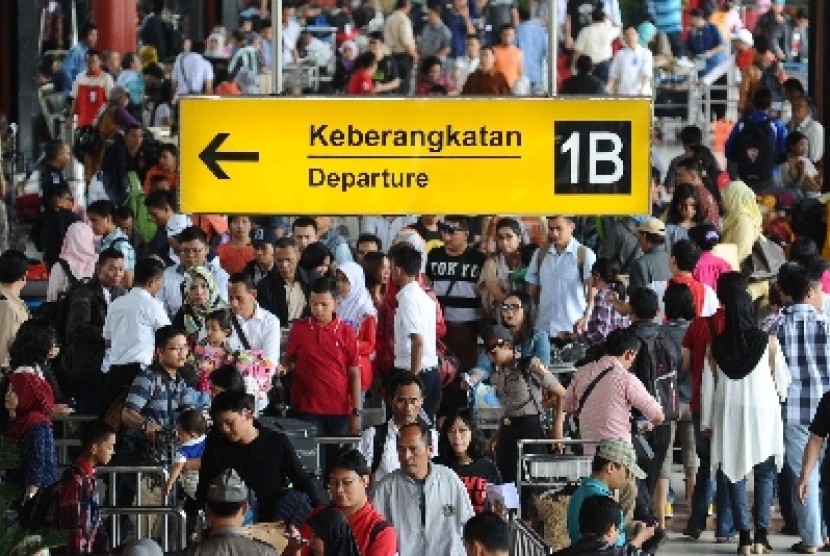 Penguna jasa pesawat terbang memadati pintu 1B keberangkatan dalam negeri Bandara Soekarno Hatta, Tangerang, Jumat (25/7).