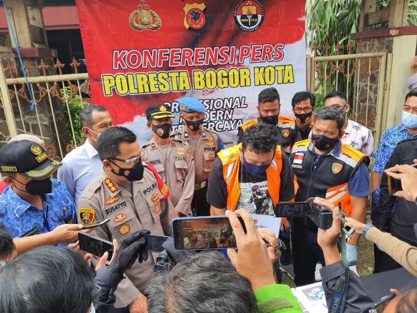 Pengungkapan pelaku pembuang limbah medis bekas penanganan Covid-19 yang ditemukan di TPSS Sadane, Kelurahan Empang, Bogor Selatan, Rabu (17/2).
