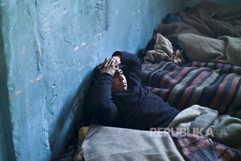 Pengungsi Afghanistan tidur berhimpitan untuk mengusir dingin sebuah gudang kosong. Pengungsi Afghanistan pulang ke negaranya karena terdampak Covid-19. Ilustrasi.