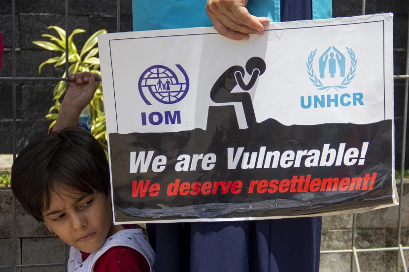 Pengungsi asal Afghanistan berunjuk rasa di depan kantor Imigrasi Kelas I Khusus Batam, Kepulauan Riau, Rabu (23/2/2022). Mereka menuntut kejelasan mengenai keberangkatan ke negara rujukan karena sudah tinggal selama lebih dari 10 tahun di pengungsian.