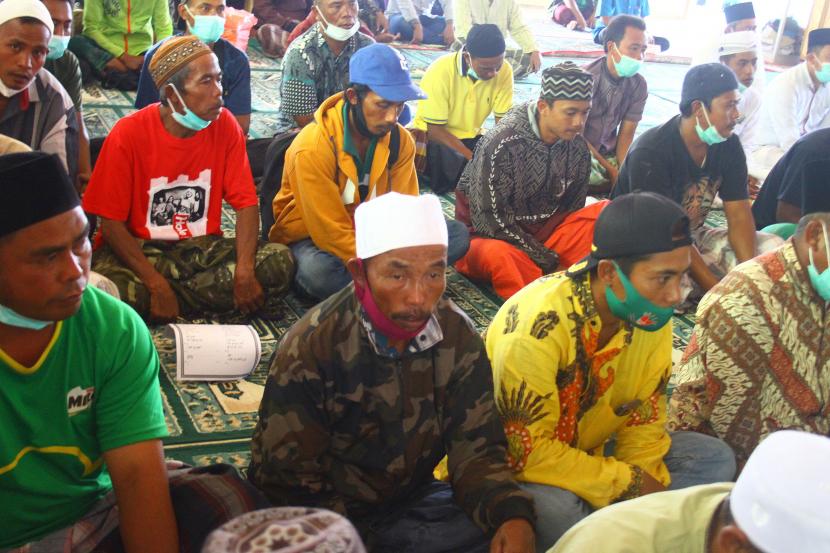 Pengungsi awan panas guguran (APG) Gunung Semeru mengikuti istigasah di Masjid An Nur, Supiturang, Pronojiwo, Lumajang, Jawa Timur, Sabtu (1/1/2022). Istigasah tersebut diadakan untuk memohon keselamatan terhadap Tuhan Yang Maha Esa agar di tahun 2022 terhindari dari bencana. 