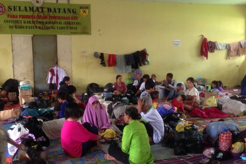 Pengungsi banjir Baleendah di Gedung Inkanas, Kecamatan Baleendah, Kabupaten Bandung mengaku kekurangan stok kebutuhan sehari-hari, Kamis (3/11).