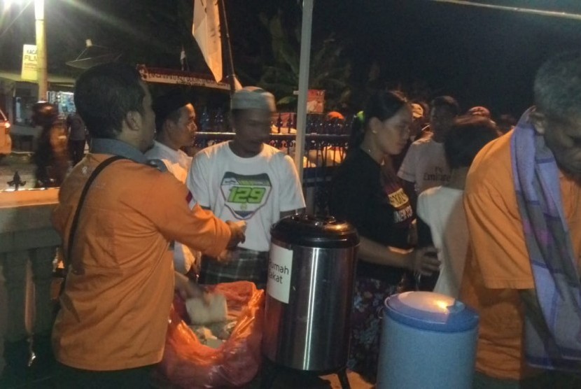 Pengungsi berdatangan di Posko Hangat.