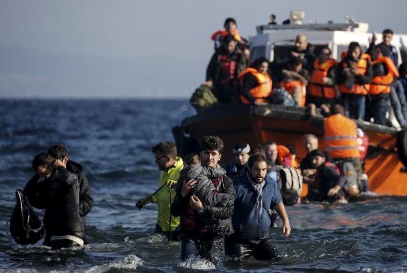 Pengungsi dan imigran berdatangan ke Eropa lewat laut di Pulau Lesbos, Yunani.