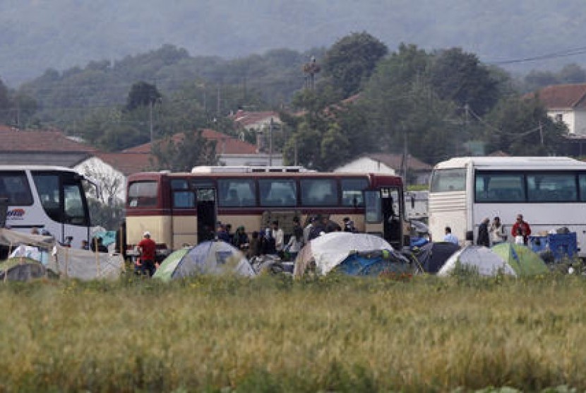 Pengungsi dan migran meninggalkan kamp Idomeni di perbatasan Yunani-Makedonia dengan menggunakan bus, Selasa 24 Mei 2016.
