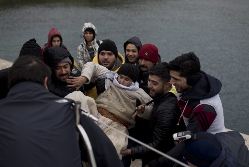 Pengungsi dan migran yang tiba di pantai Yunani 