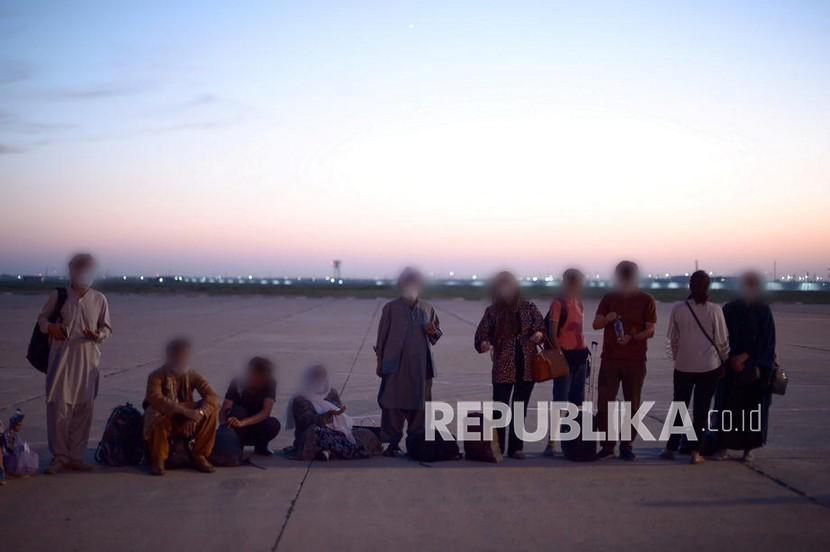Pengungsi dari Kabul sebelum keberangkatan mereka ke Warsawa dari Bandara Internasional Navoiy di Uzbekistan, di Navoiy, Uzbekistan, 20 Agustus 2021, transportasi ketiga Polandia dievakuasi dari Kabul. 