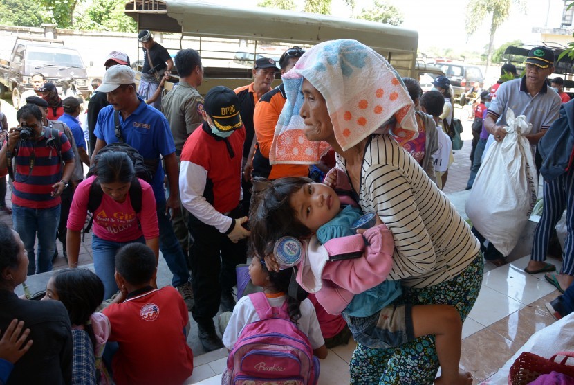 Refugees from the area of Gunung Agung arrived at Swecapura sports arena, Klungkung regency, Bali, Thursday (September 21).