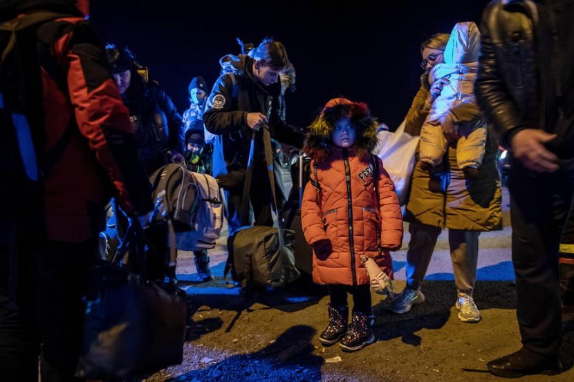 Pengungsi dari Ukraina berkumpul di dekat perbatasan Polandia-Ukraina di Hrebenne, Polandia tenggara, 3 Maret 2022. WHO memperkirakan gelombang dua pengungsi Ukraina adalah kelompok rentan secara kesehatan dan ekonomi. 