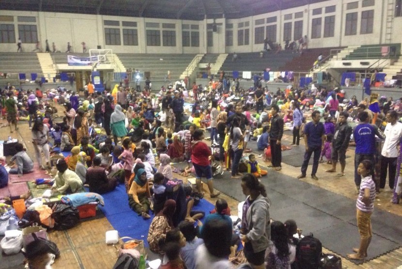 Pengungsi di GOR Tadjimalela, Sumedang terus bertambah, Kamis (22/9).