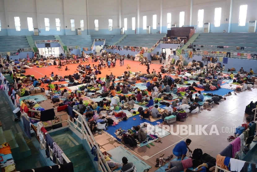 Pengungsi eks Gafatar di Gedung Pusat Olahraga Persahabatan Korea Indonesia (POPKI), Cibubur, Jakarta Timur, Jumat (29/1). 