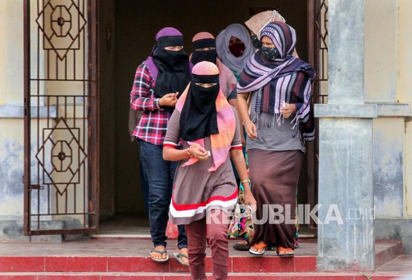 Pengungsi etnis Rohingya beraktivitas pascakaburnya seorang pengungsi di tempat penampungan Balai Latihan Kerja (BLK) Desa Meunasah Mee Kandang, Lhokseumawe, Aceh. Lembaga PPB untuk pengungsian (UNHCR) bersama kepolisian meningkatkan upaya pencarian dan investigasi atas kaburnya seorang pengungsi bernama Tasfiah bin Salamatullah (17) yang dilaporkan kabur dari tempat penampungan pada Sabtu 8 Agustus 2020. 