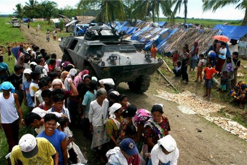 Pengungsi Filipina berbaris menerima jatah makanan di daerah yang berkecamuk perang di pinggiran Pikit, Cotabato Utara, Filipina. 