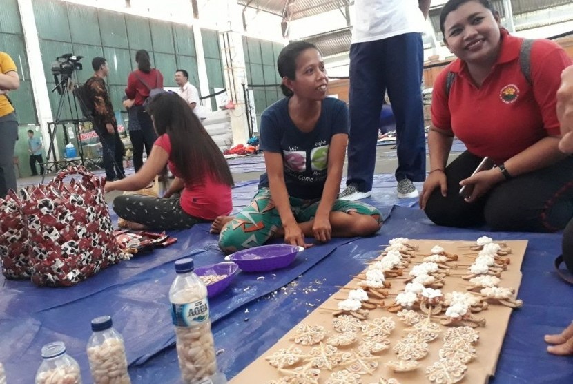 Pengungsi Gunung Agung menerima pelatihan wirausaha di Posko GOR Kompyang Sudjana, Denpasar Barat, Jumat (13/10)