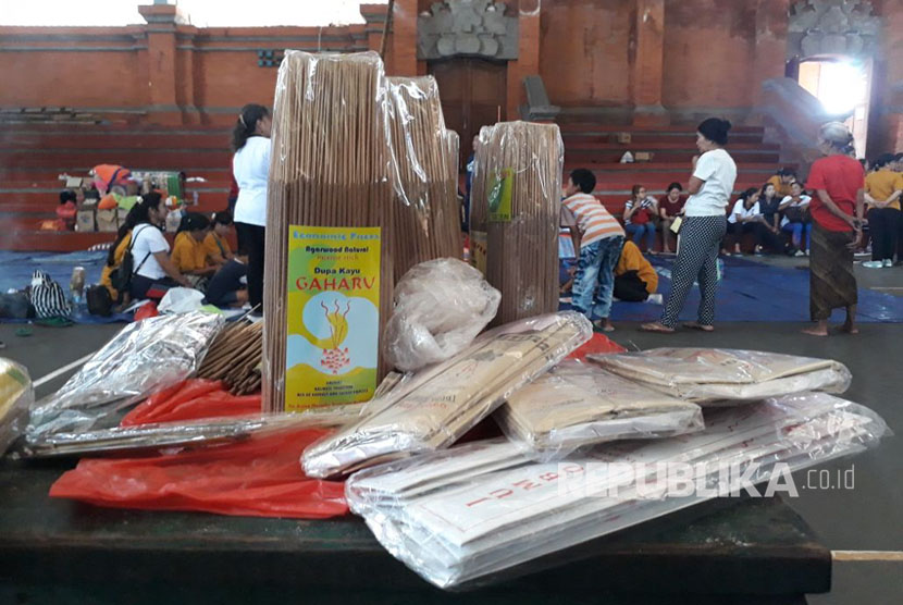 Pengungsi Gunung Agung menerima pelatihan wirausaha di Posko GOR Kompyang Sudjana, Denpasar Barat, Jumat (13/10).