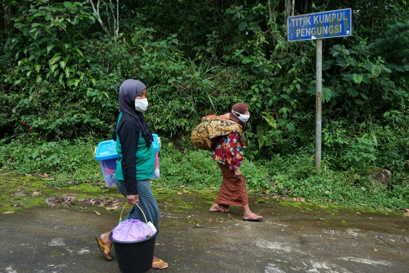 Pengungsi Gunung Merapi kembali ke rumah tinggal di Turgo, Sleman, D.I Yogyakarta, Selasa (9/2/2021). Ratusan warga Turgo yang mengungsi sejak dua pekan terakhir kembali ke rumah menyusul rekomendasi jarak aman bahaya erupsi Gunung Merapi dari BPPTKG.