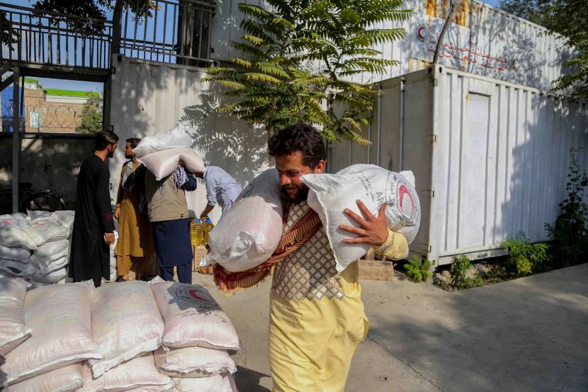 Pakistan: Negara Muslim Janjikan Dana Bantuan untuk Afghanistan. Pengungsi internal menerima bantuan makanan yang didistribusikan oleh Bulan Sabit Merah di Kabul, Afghanistan, 20 September 2021. Taliban mengatakan pada 14 September bahwa PBB harus membantu mereka dalam membantu hampir 3,5 juta warga Afghanistan kembali ke rumah mereka setelah mengungsi di dalam negeri karena untuk kekerasan.