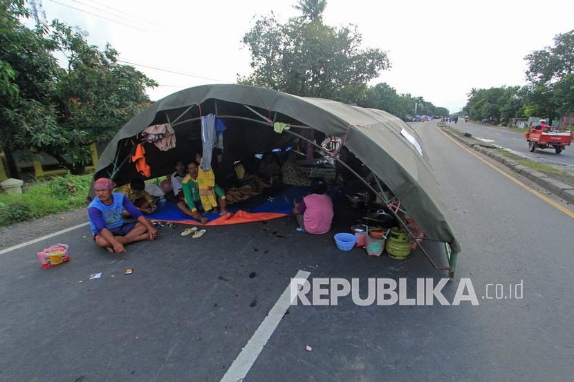 Pengungsi korban banjir mendirikan tenda darurat di jalan raya Pantura desa Jumbleng, Losarang, Indramayu, Jawa Barat (ilustrasi)