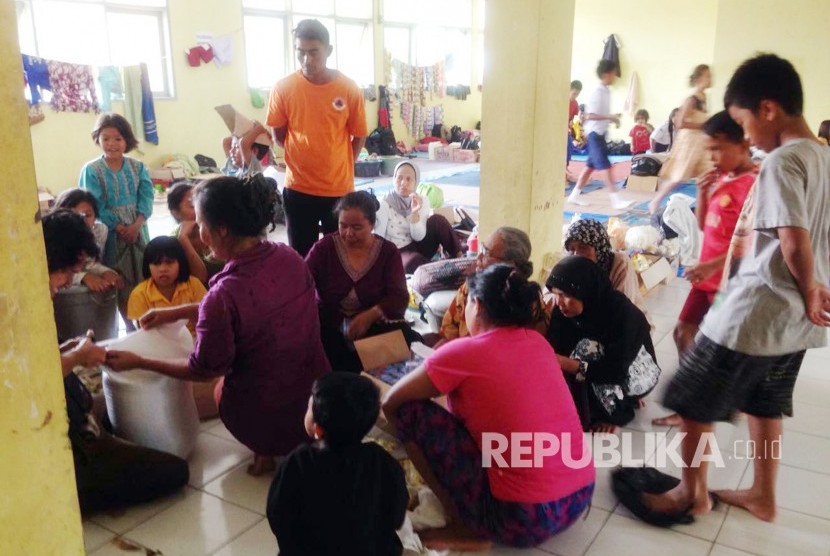 Pengungsi korban banjir warga Kelurahan Andir yang berada di pengungsian Gedung Inkanas, kecamatan Baleendah, Kabupaten Bandung, Senin (3/10). (Republika/M Fauzi Ridwan)