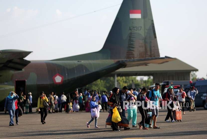 Pengungsi korban gempa dan tsunami Kota Palu dan Donggala dengan menggunakan pesawat C130 Hercules milik TNI AU tiba di Lanud Hasanuddin, Kabupaten Maros, Sulawesi Selatan, Ahad (30/9). 