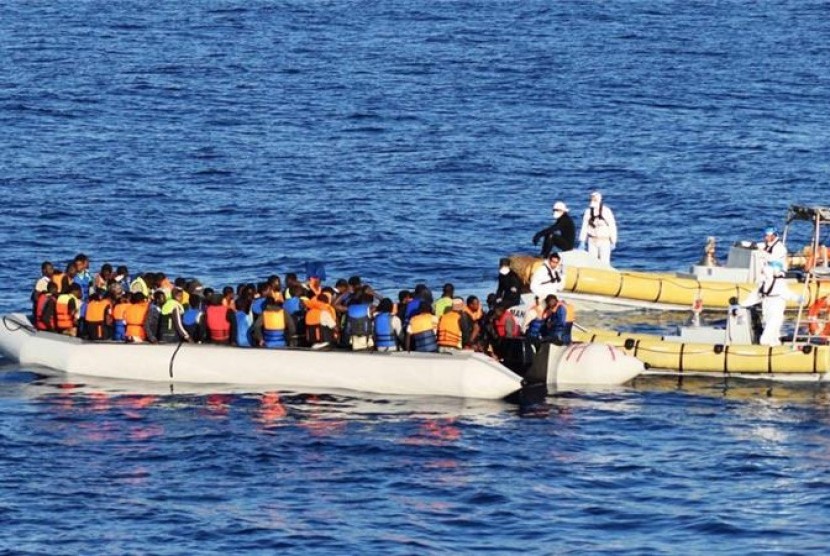 Pengungsi Libya di atas perahu yang menyeberangi Laut Mediterania 