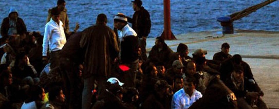 Pengungsi Libya di pelabuhan Malta ketika diperiksa aparat kepolisian setempat.